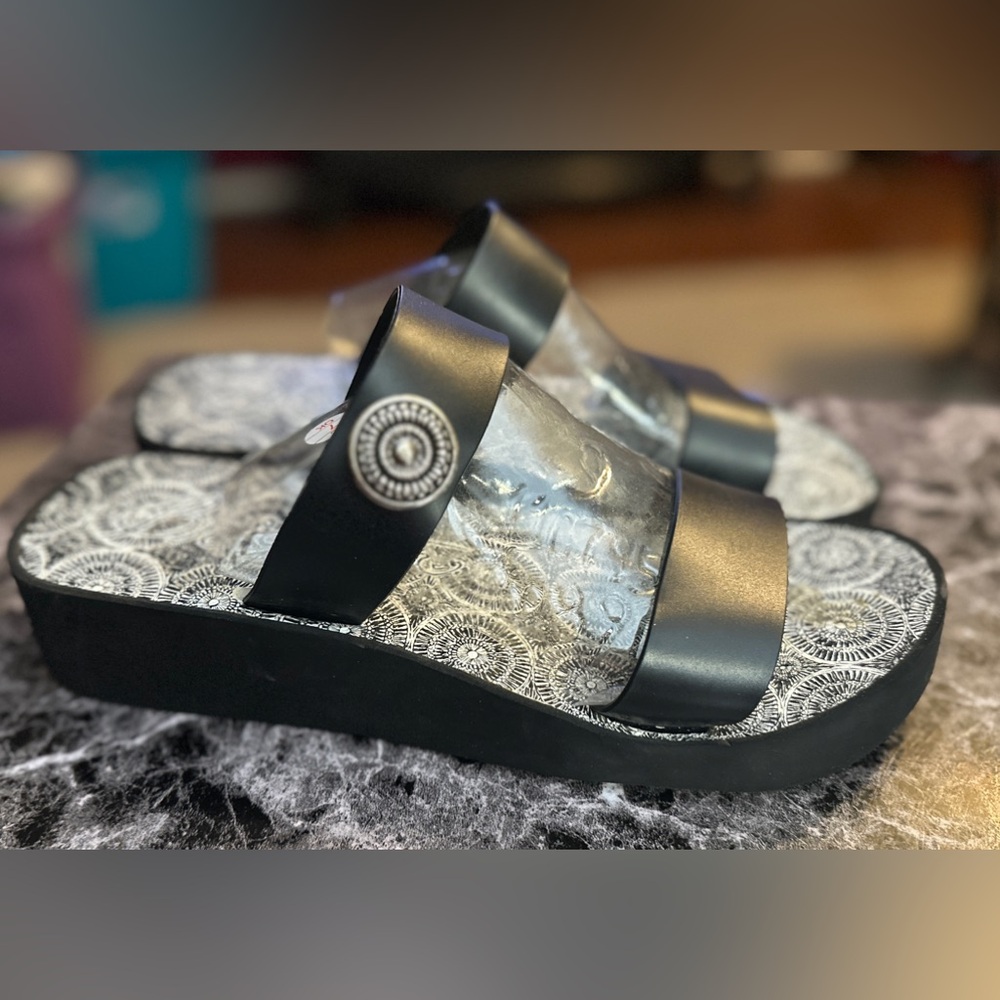 Brighton Slip-on Sandals Black/White Size 9 🔥NEW